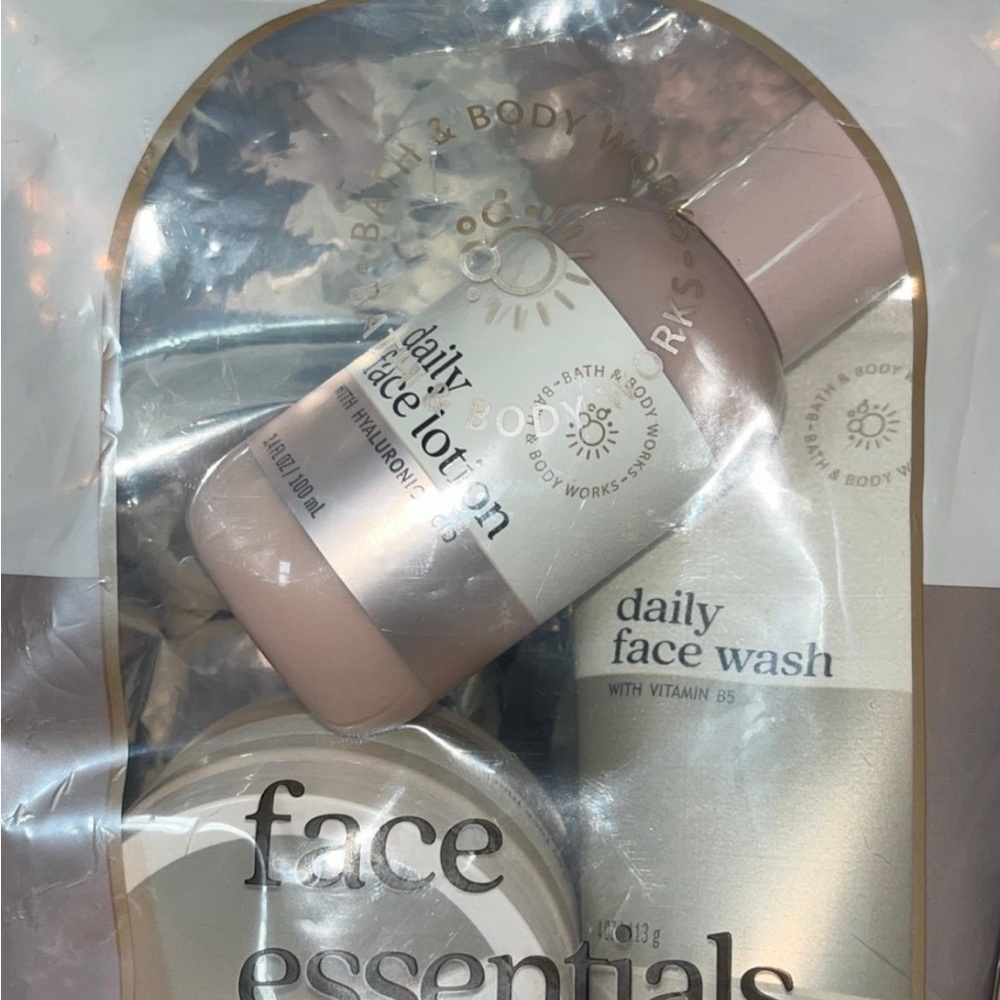 Bath and body Works Face Essential Gift Set 3 Pc. Face wash Lotion Clay Mask